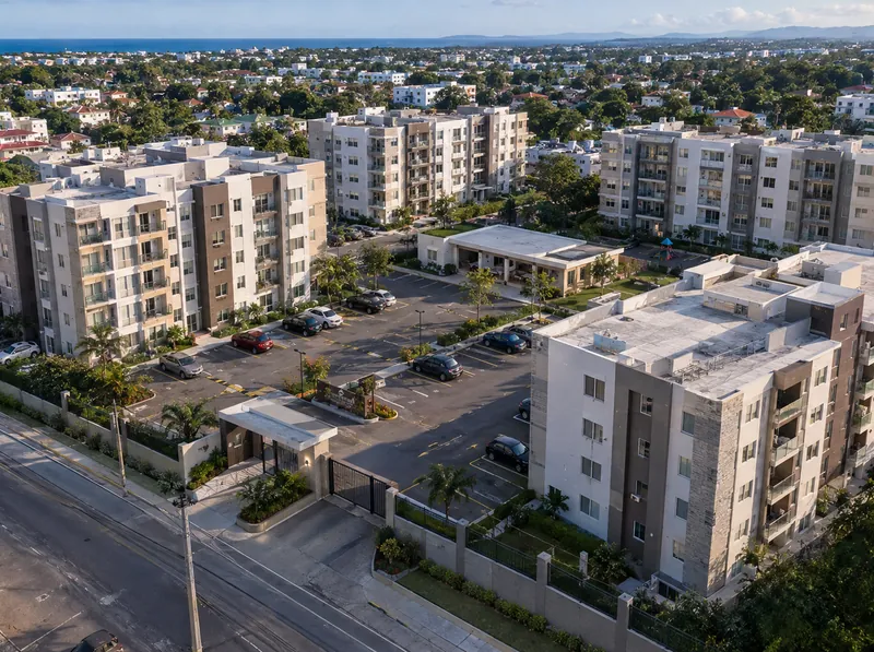 Residencial de edificios de apartamentos con parqueo y áreas verdes